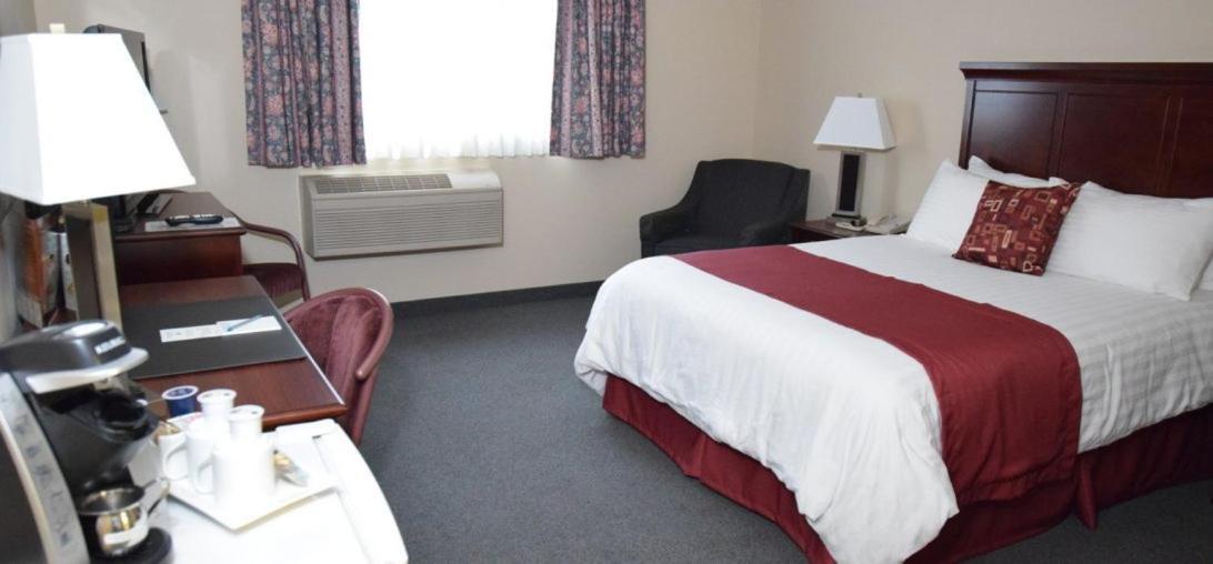 Lakeland Inn Hotel Cold Lake Esterno foto