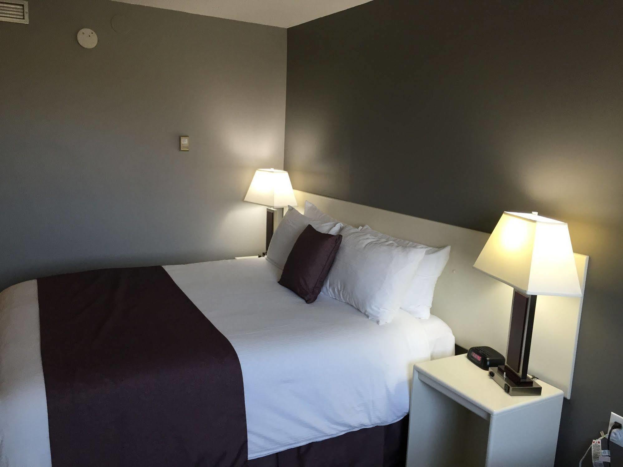Lakeland Inn Hotel Cold Lake Esterno foto