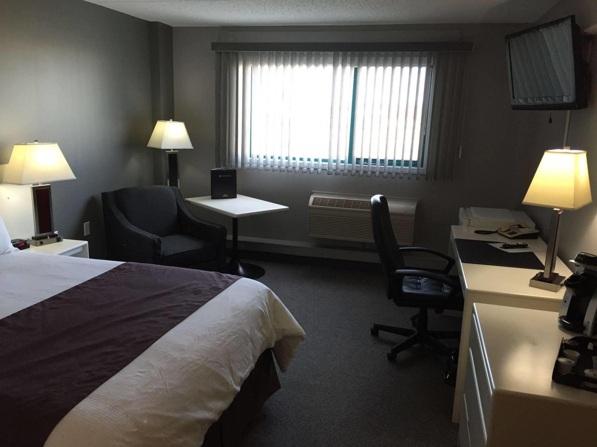 Lakeland Inn Hotel Cold Lake Esterno foto