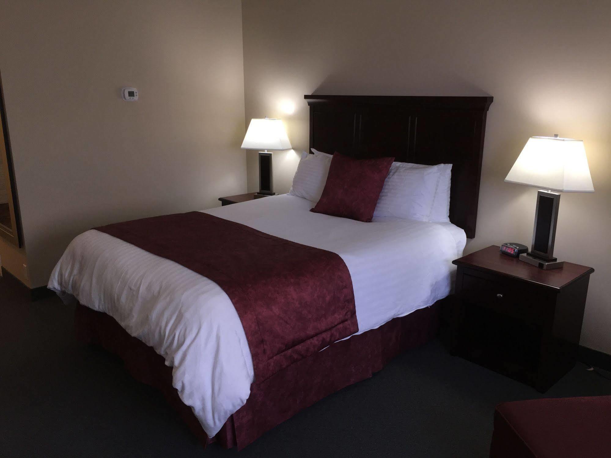 Lakeland Inn Hotel Cold Lake Esterno foto